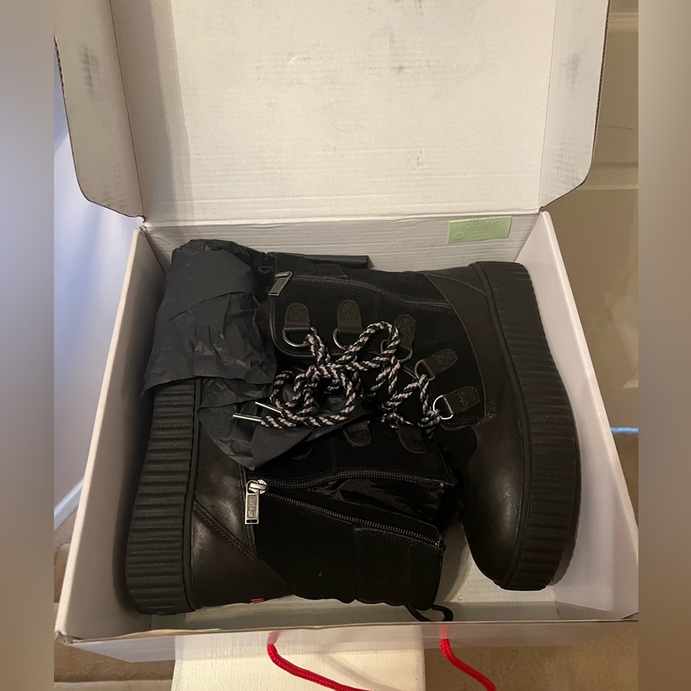 NWT women’s Pajar black boots.